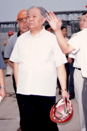 2000年8月16日，第十屆全國人大常委會副委員長（時任國家經貿委主任）盛華仁（中）蒞臨公司視察。